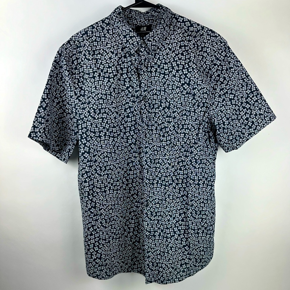 Men’s dark blue and white floral short sleeve button down.
